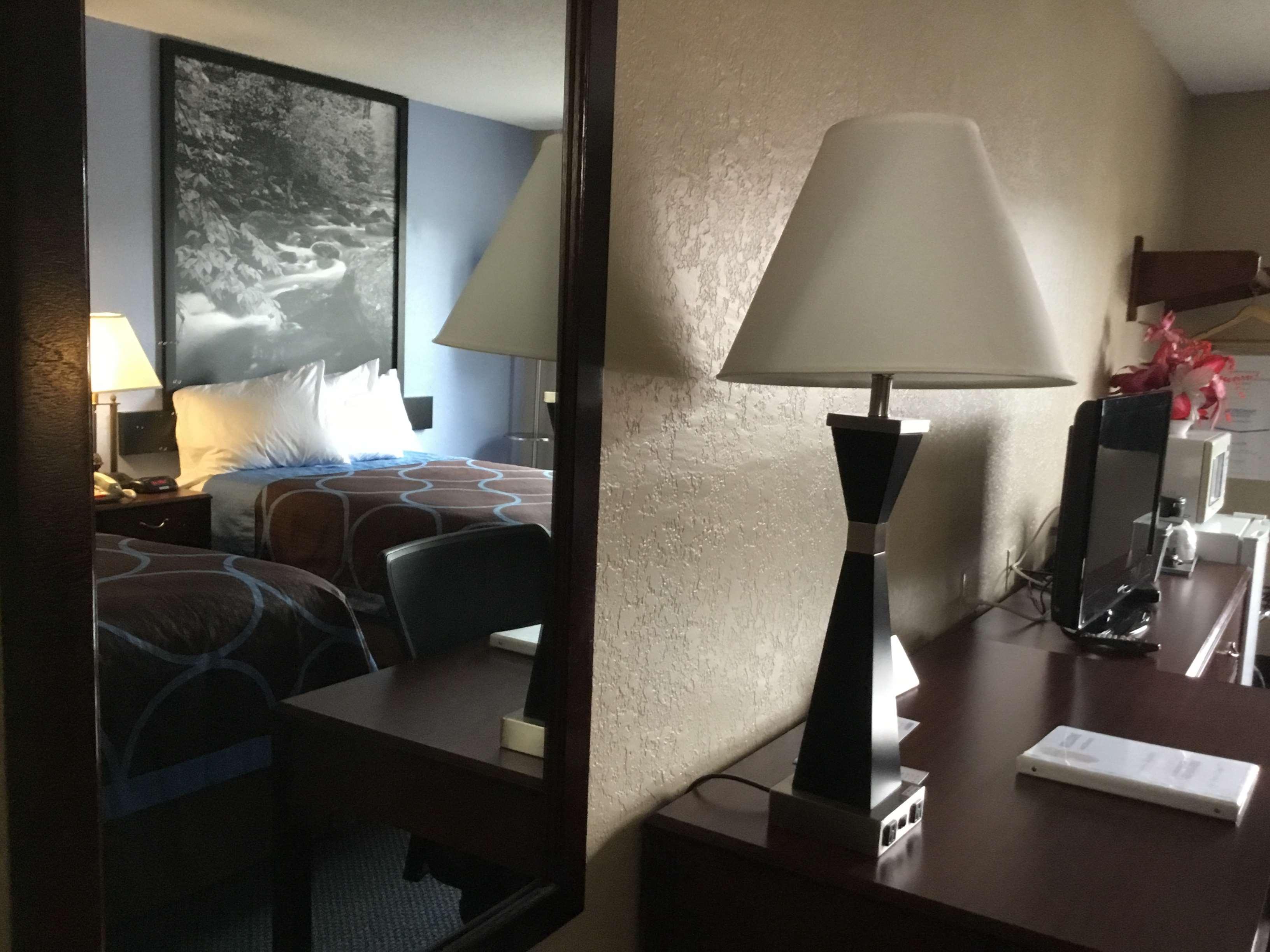 Hotel Super 8 By Wyndham Gardner Zewnętrze zdjęcie